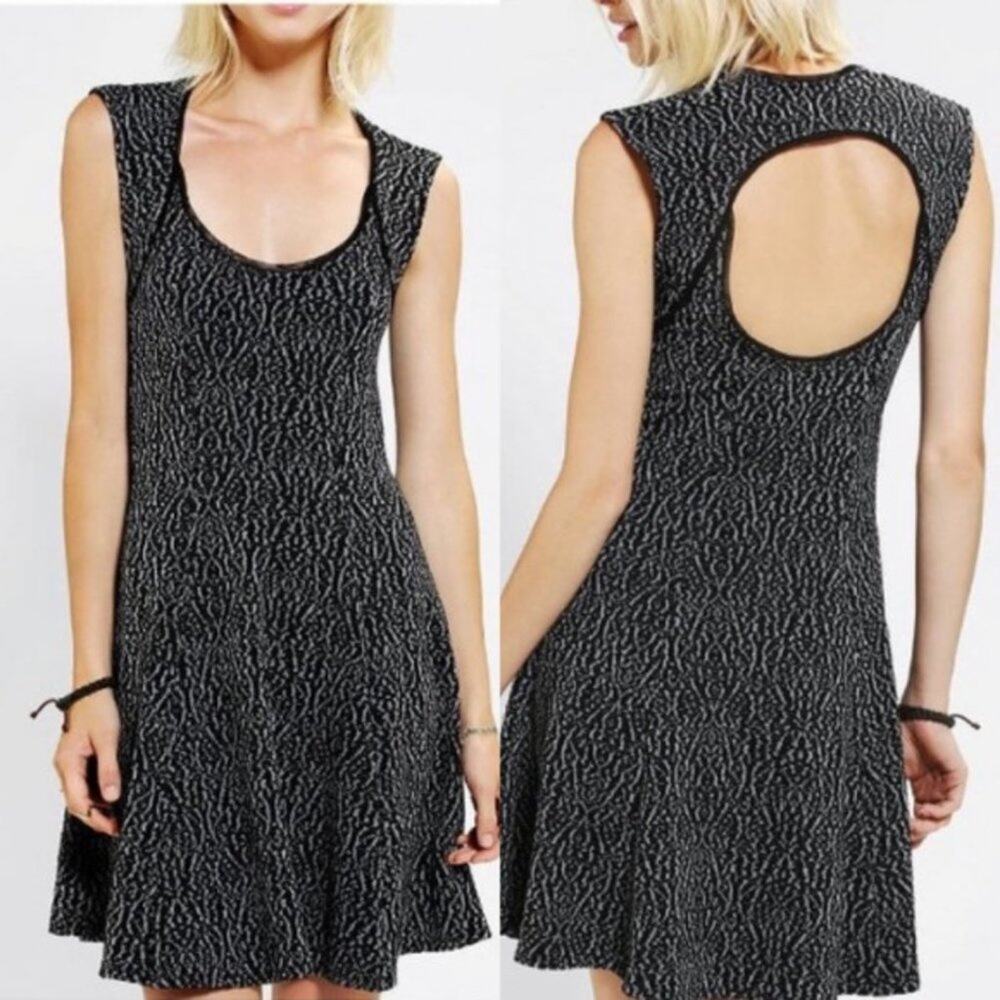 Silence + Noise Black Fit & Flare Keyhole Back Skater Dress Size Small
